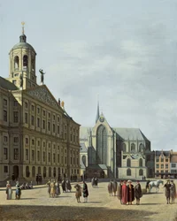 Ansicht in Amsterdam, mit der Fassade des Stadhuis und der Nieuwe Kerk